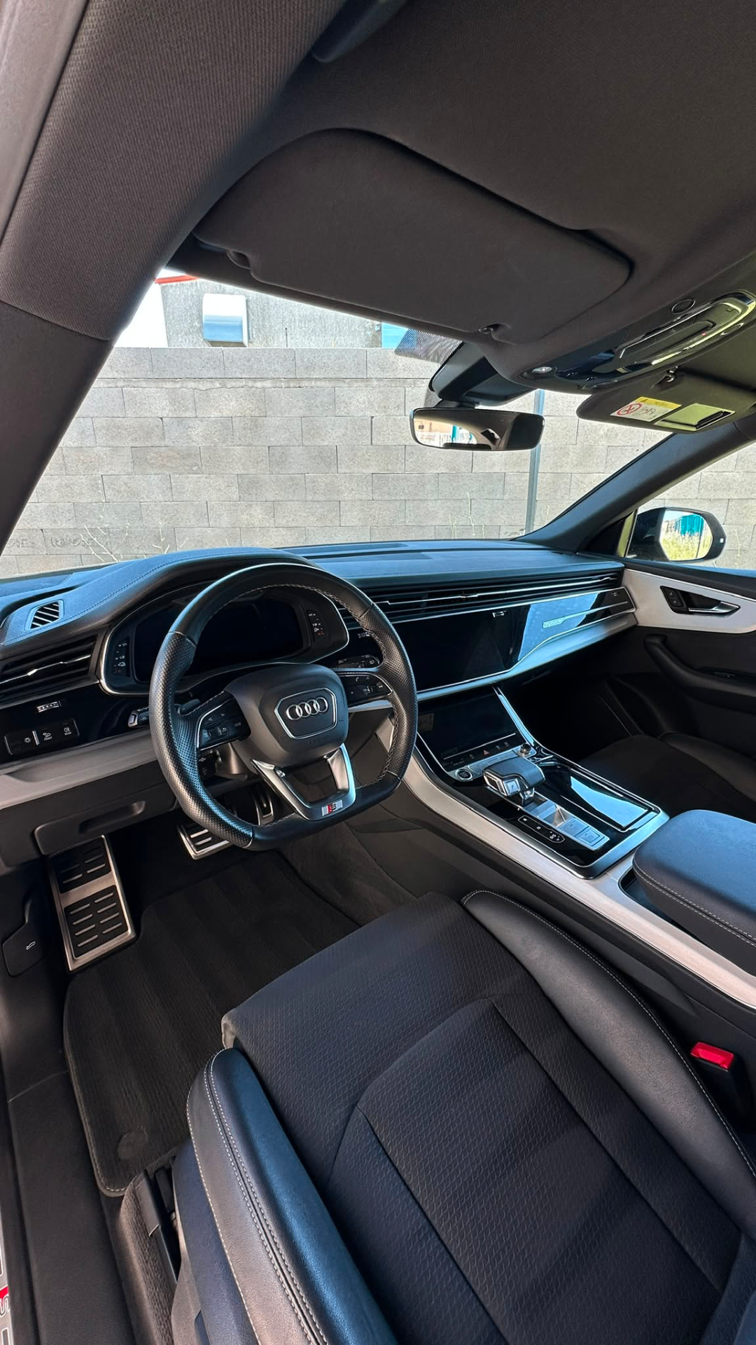 Habitacle avant Audi nettoyé avec tableau de bord, volant et console parfaitement détaillés