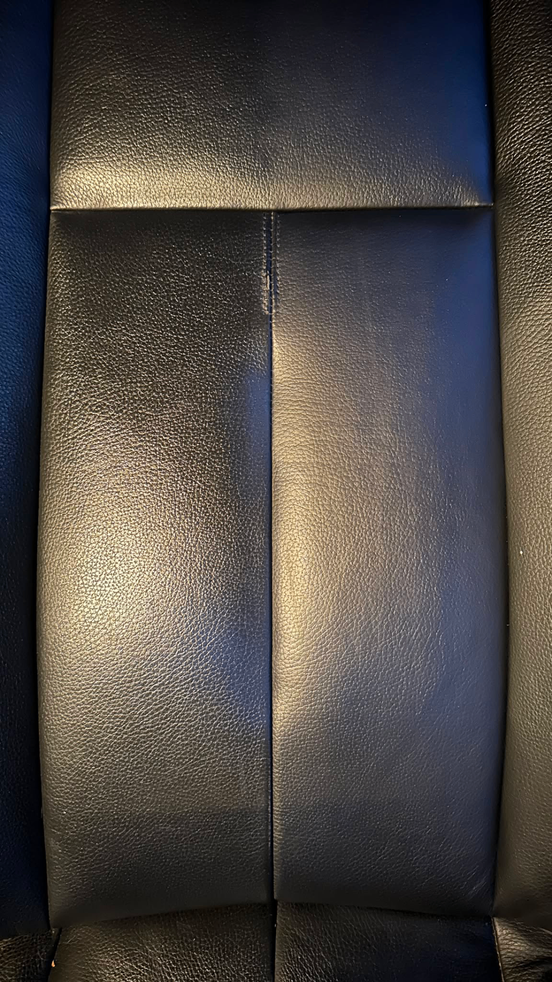 Détail de sellerie cuir BMW nettoyée et rénovée