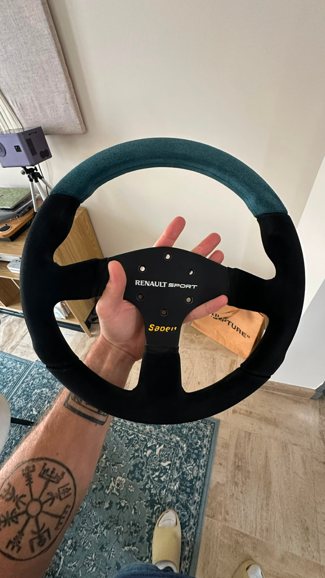 Volant Renault Sport Sabelt en alcantara nettoyé et restauré