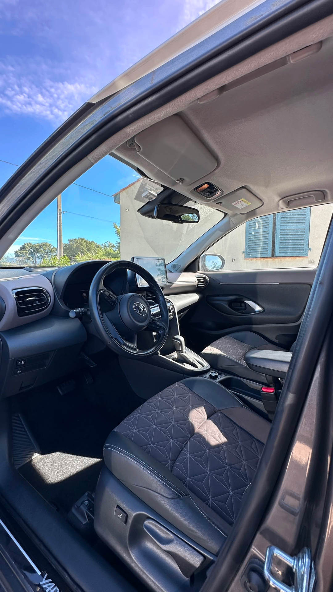 Intérieur Toyota Yaris nettoyé à domicile avec sièges et tableau de bord remis à neuf