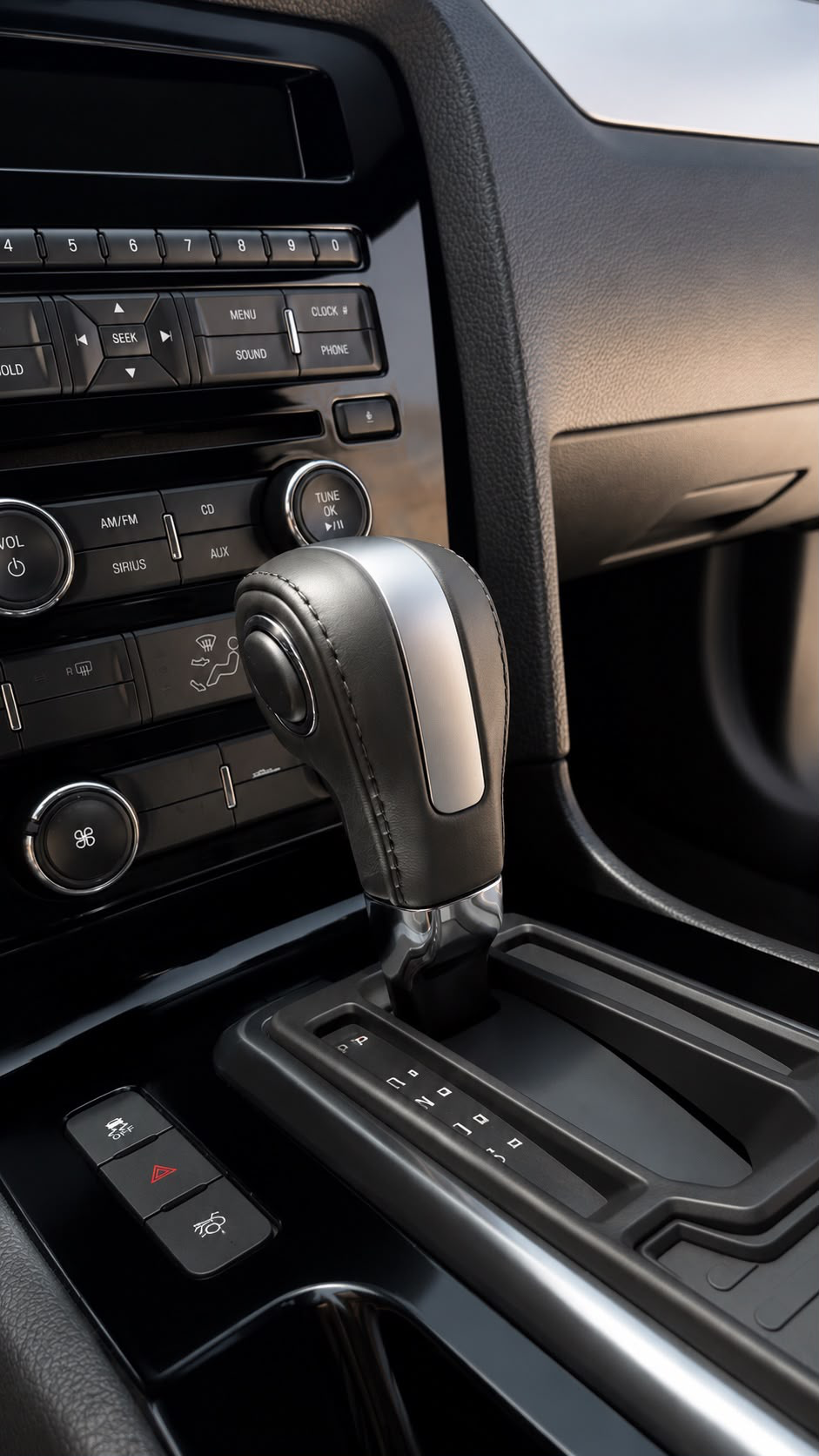 Console centrale et levier de vitesse Ford Mustang nettoyés en détail