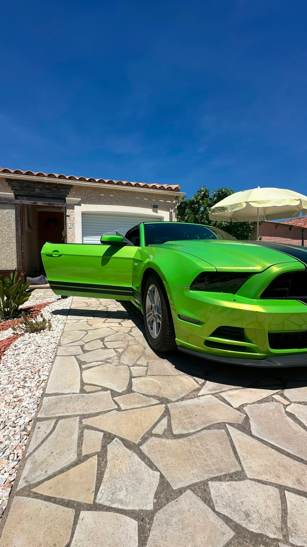 Ford Mustang cabriolet verte préparée et brillante après detailing extérieur