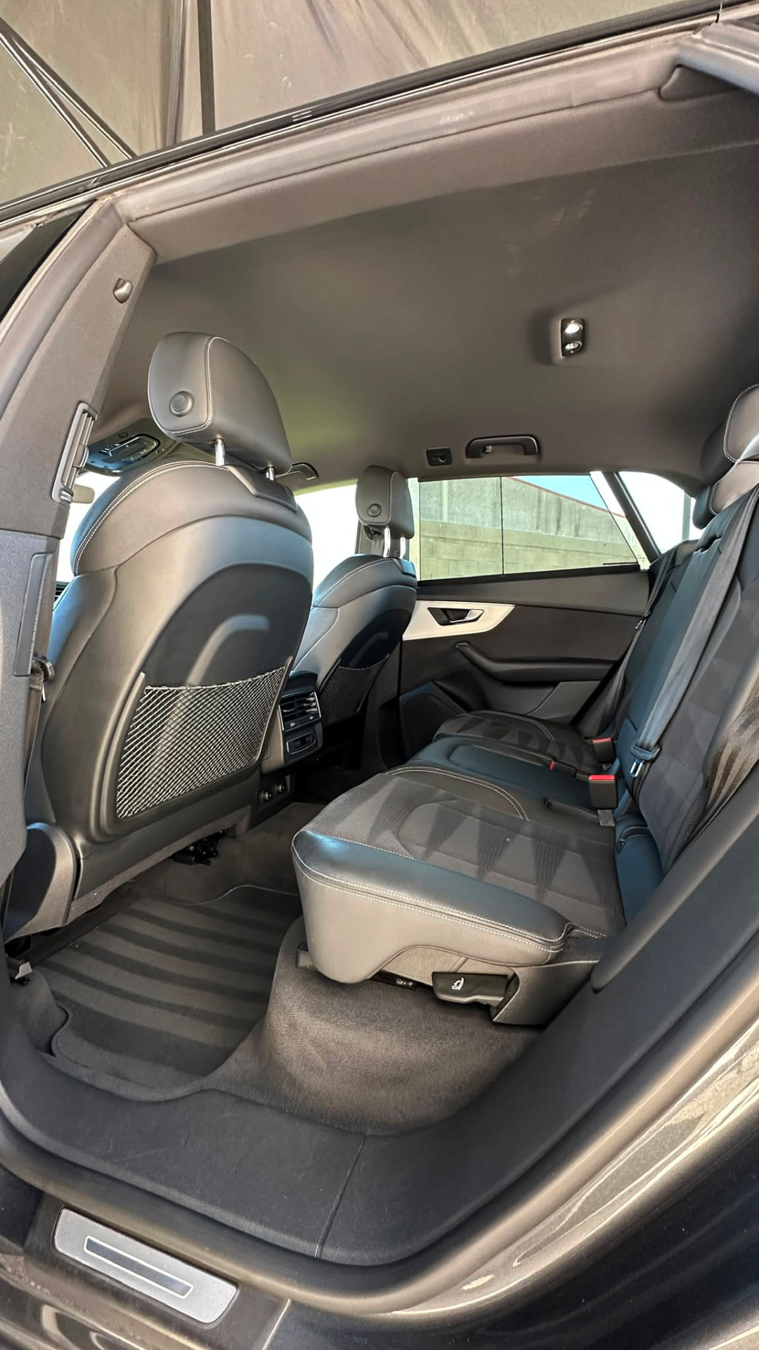 Banquette arrière Audi aspirée et nettoyée avec finitions intérieures remises à neuf