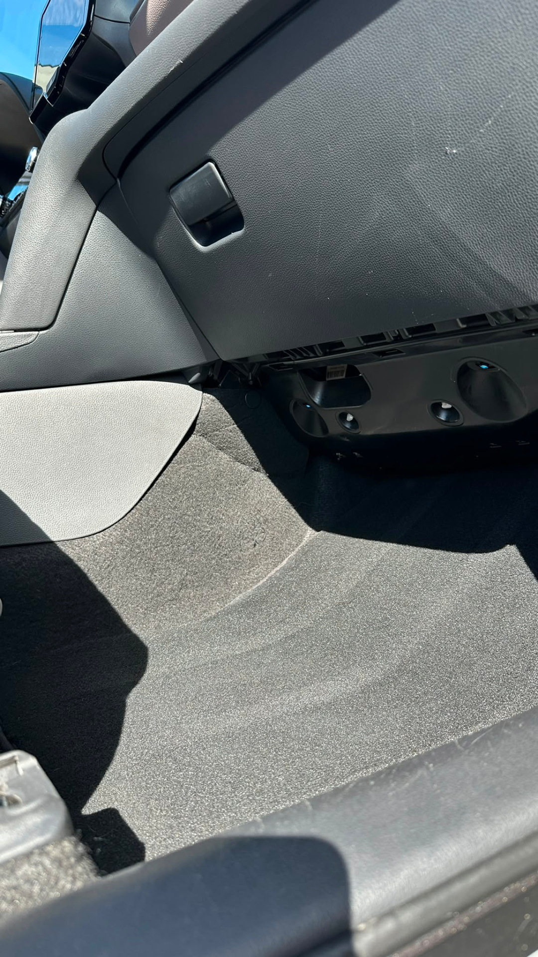 Moquette et plancher Toyota Yaris shampouinés et aspirés en profondeur