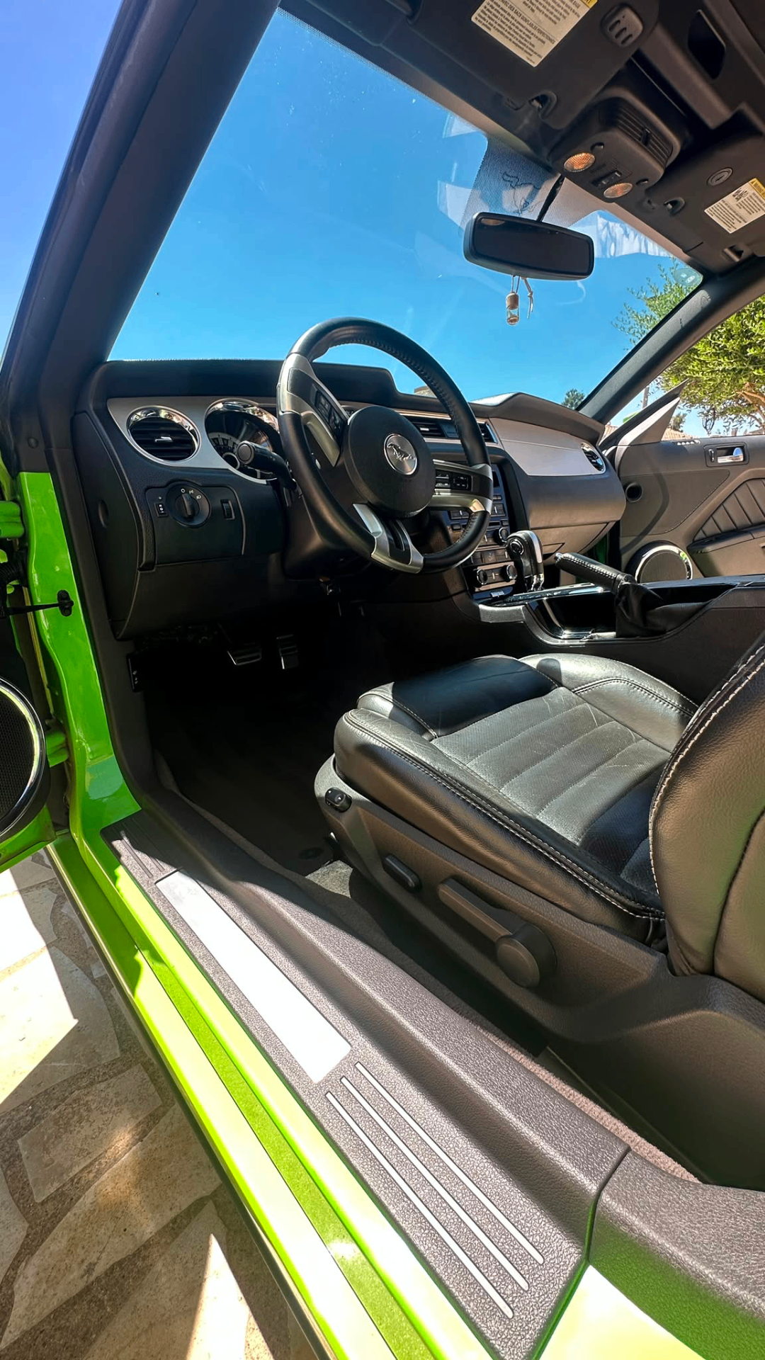 Intérieur Ford Mustang nettoyé avec sièges cuir et tableau de bord détaillés