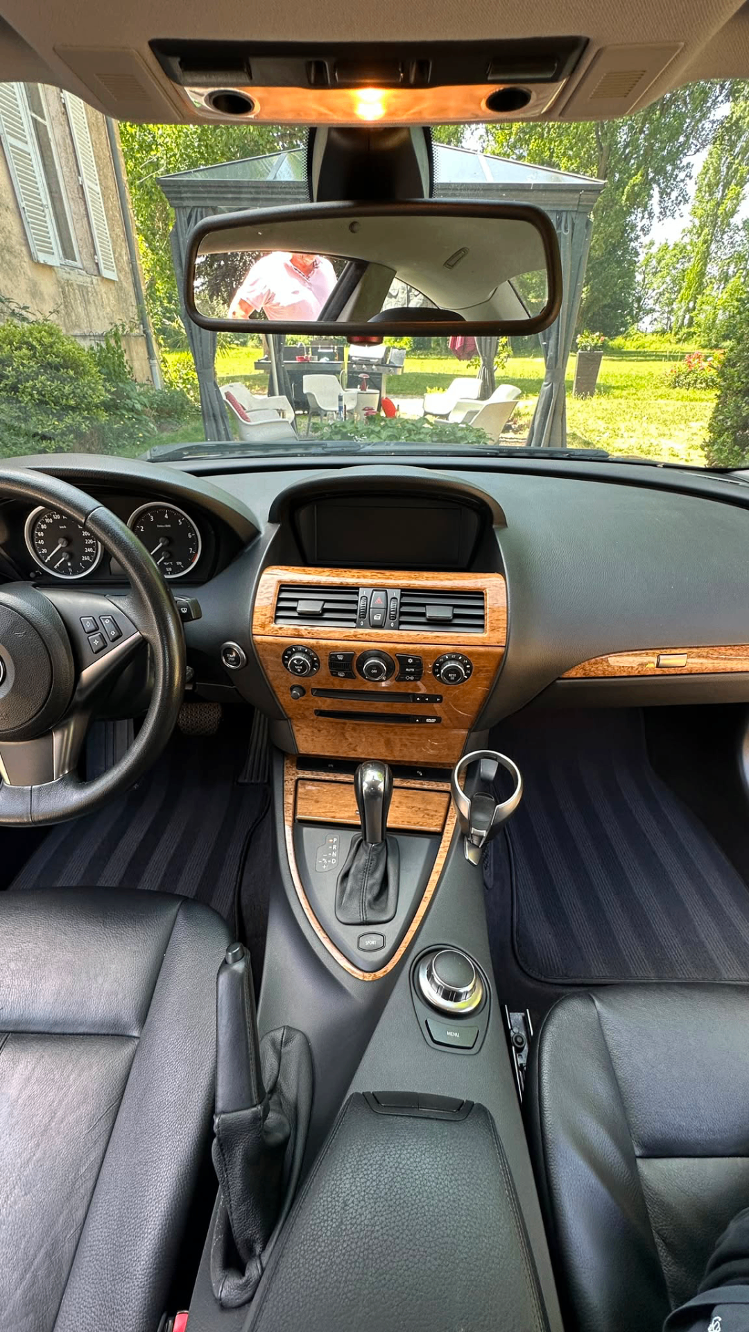 BMW nettoyée avec intérieur avant détaillé et tableau de bord restauré