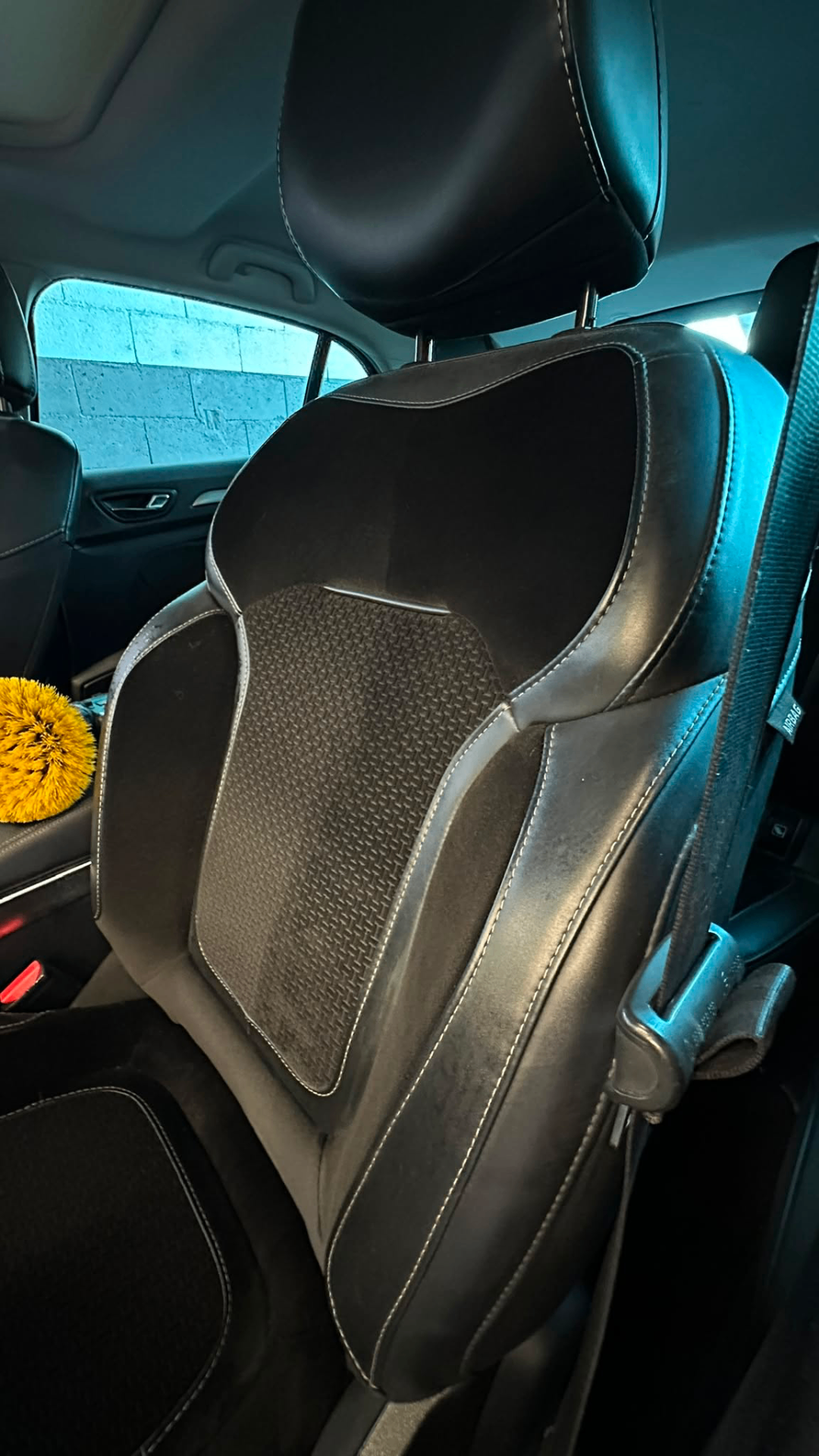 Siège avant Renault nettoyé en profondeur avec sellerie et coutures ravivées