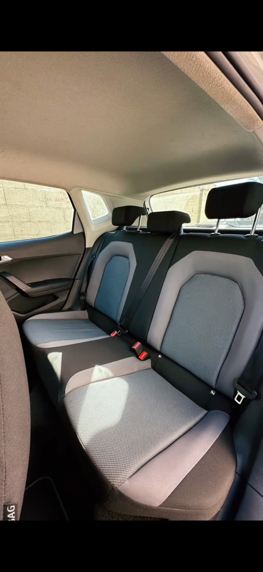 Habitacle de voiture restauré après nettoyage complet après