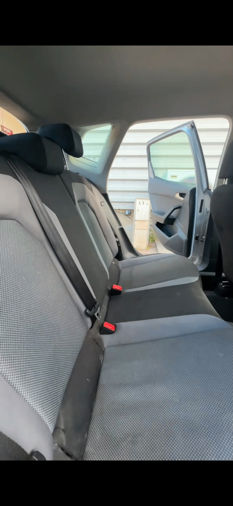 Habitacle de voiture restauré après nettoyage complet avant